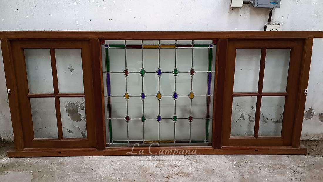 Ventana en cedro con vitraux